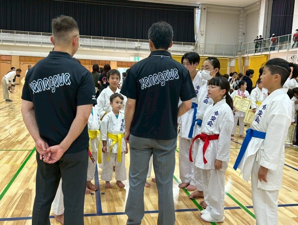 真剣に耳を傾けています