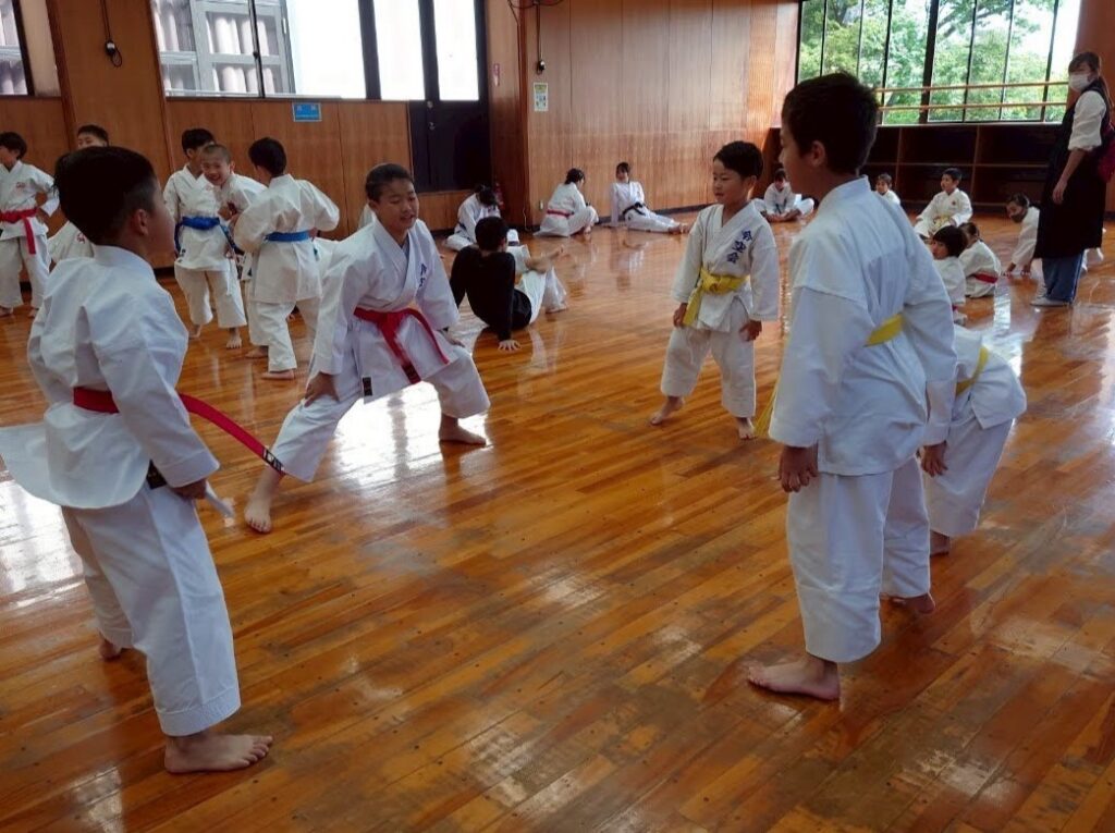 先輩道場生が準備体操を引っ張ってくれます